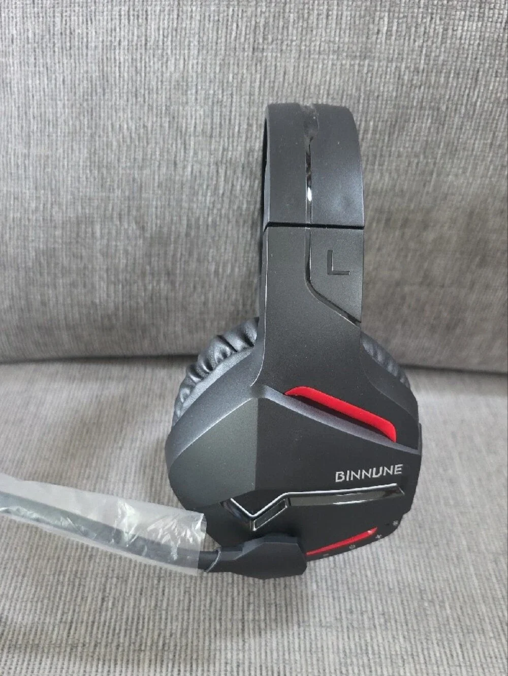 Binnune Black and Red Wireless Gaming Headset BW01, New In Box.